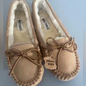 Women’s Minnetonka Moccasin Slipper. Size 10.